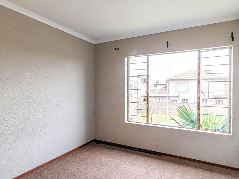 Perfect First time Buyer Home in a secure Complex - Photo 9