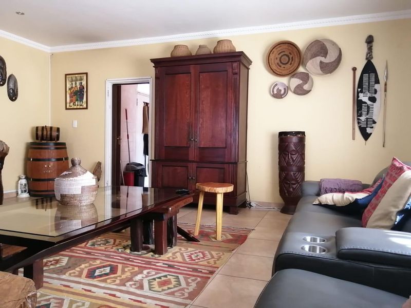 7 Bedroom House In Clayville Ext 8 - Photo 4