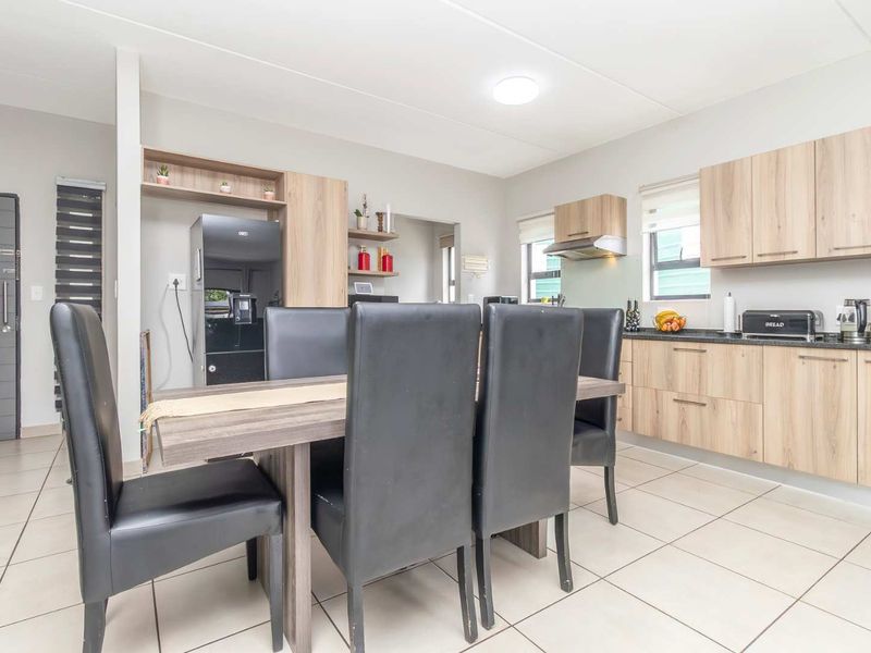 Live The Dream :  Modern Comforts and Ideal Location - Photo 3