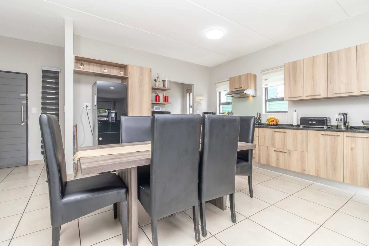 Live The Dream :  Modern Comforts and Ideal Location - Photo 3