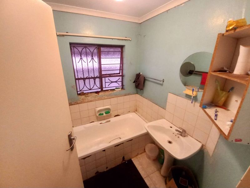 Three bedrooms house for sale in Atteridgeville - Photo 8