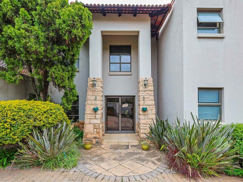 Elegant Family Living in Prestigious Thornwoods Estate, Faerie Glen - Photo 5
