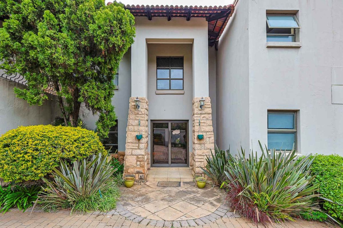 Elegant Family Living in Prestigious Thornwoods Estate, Faerie Glen - Photo 5