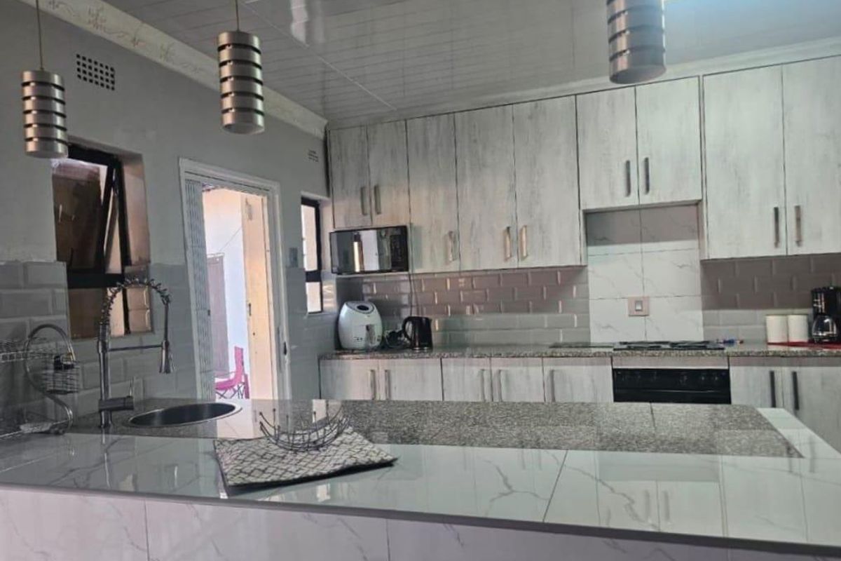 3 Bedroom House for Sale in Kibler Park with Flatlet - Photo 3