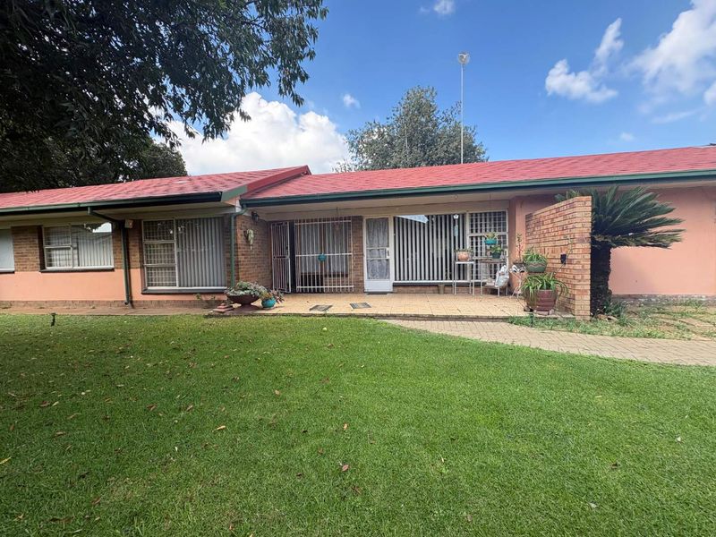 Spacious, Secure & Full of Charm - A Perfect Family Retreat - Photo 4