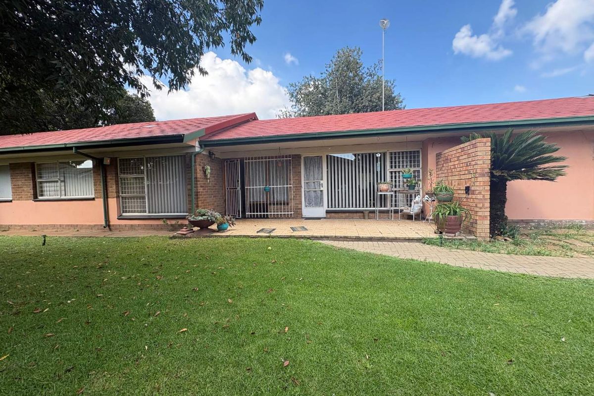 Spacious, Secure & Full of Charm - A Perfect Family Retreat - Photo 4