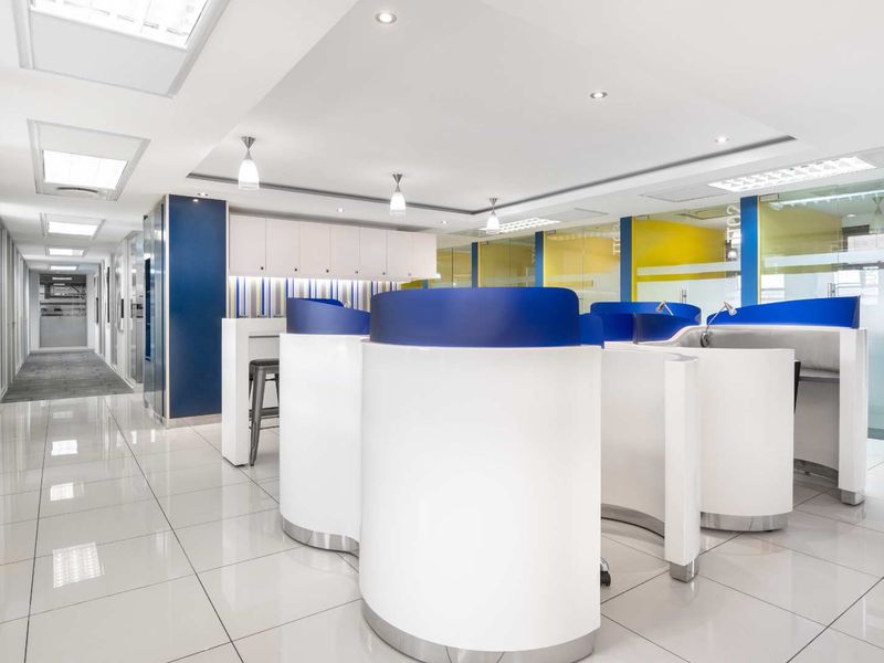 Move into ready-to-use serviced office space for 15 persons in Regus Rivonia Village. - Photo 5