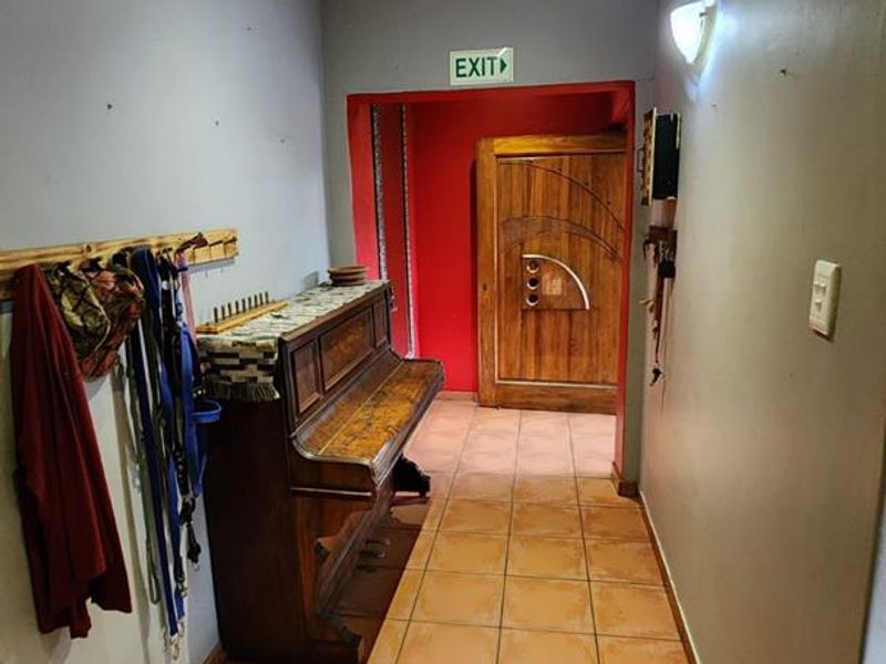 8 Bedroom Property | Main House + 2 Separate Townhouses | Exceptional Investment Opportunity - Photo 4