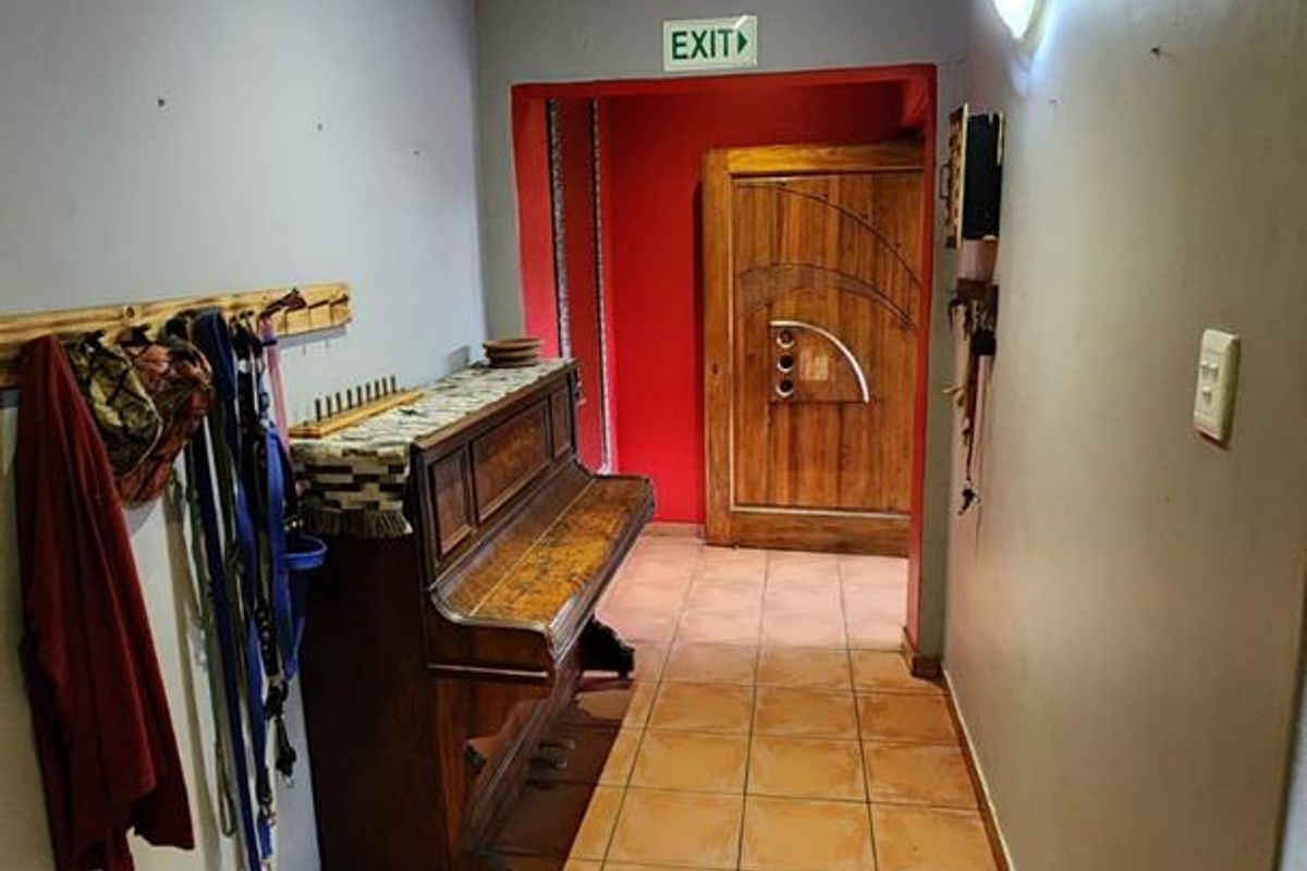 8 Bedroom Property | Main House + 2 Separate Townhouses | Exceptional Investment Opportunity - Photo 4