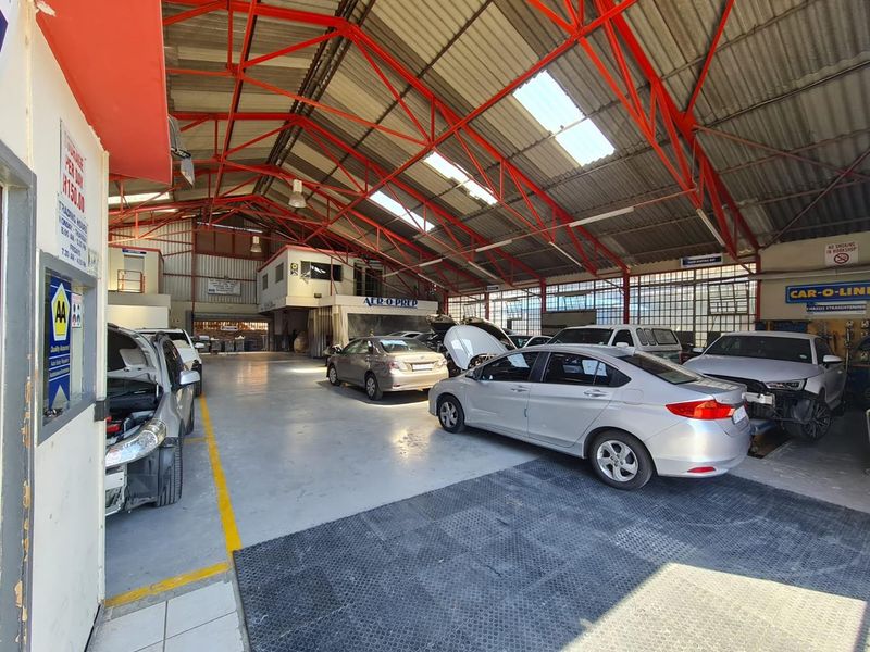 Unlock Opportunity: Versatile Warehouse in New Centre - Photo 5