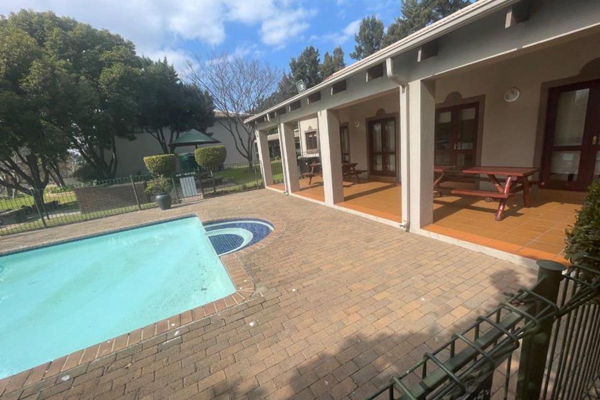 UNFURNISHED 2 BEDROOM GARDEN APARTMENT - Photo 2