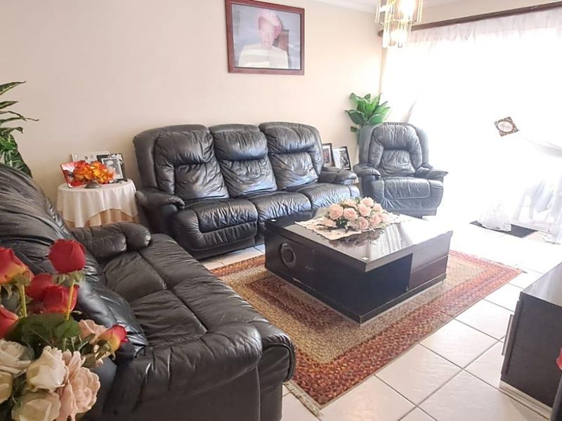 Low-Maintenance Simplex with Space to Breathe - Photo 4