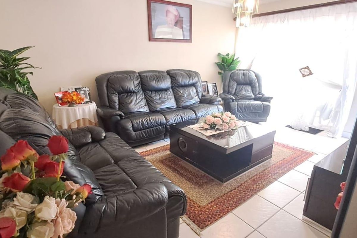 Low-Maintenance Simplex with Space to Breathe - Photo 4