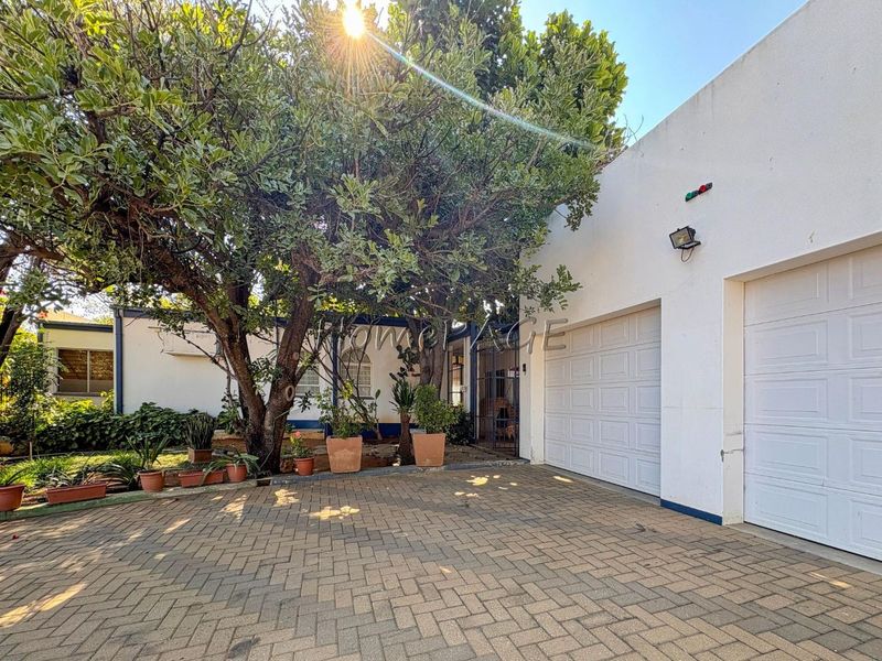 Otjiwarongo:  4 Bedr home with 1 Bedr Flat is for Sale - Photo 2
