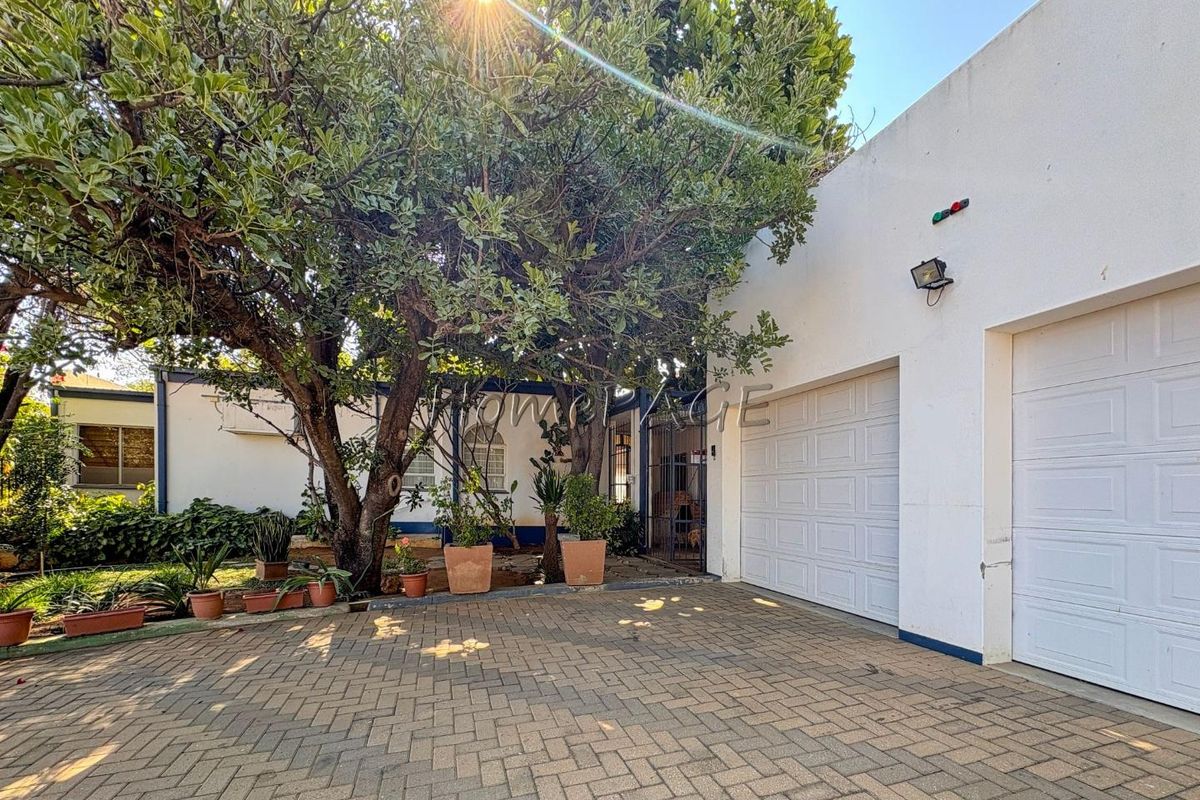 Otjiwarongo:  4 Bedr home with 1 Bedr Flat is for Sale - Photo 2