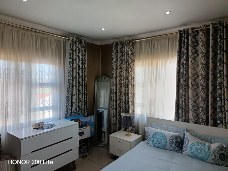 Spacious Freestanding Villa in Prime Montclair Location! NO LEVIES - Photo 5