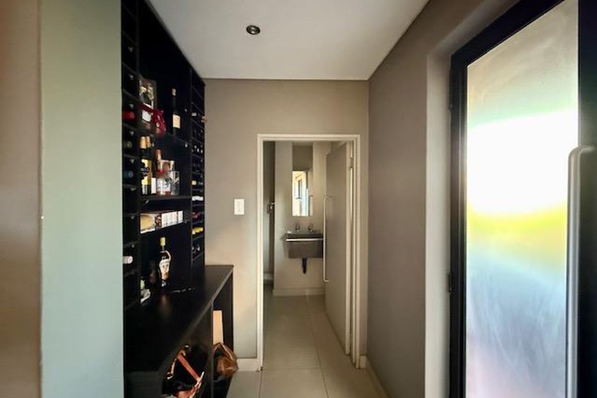 Discover Urban Elegance: New York-Style Loft Apartment in Atholl - Photo 3