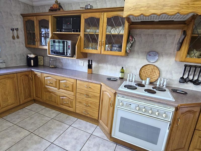 5 Bedroom Entertainers Dream Home in Schoemansville - Photo 9