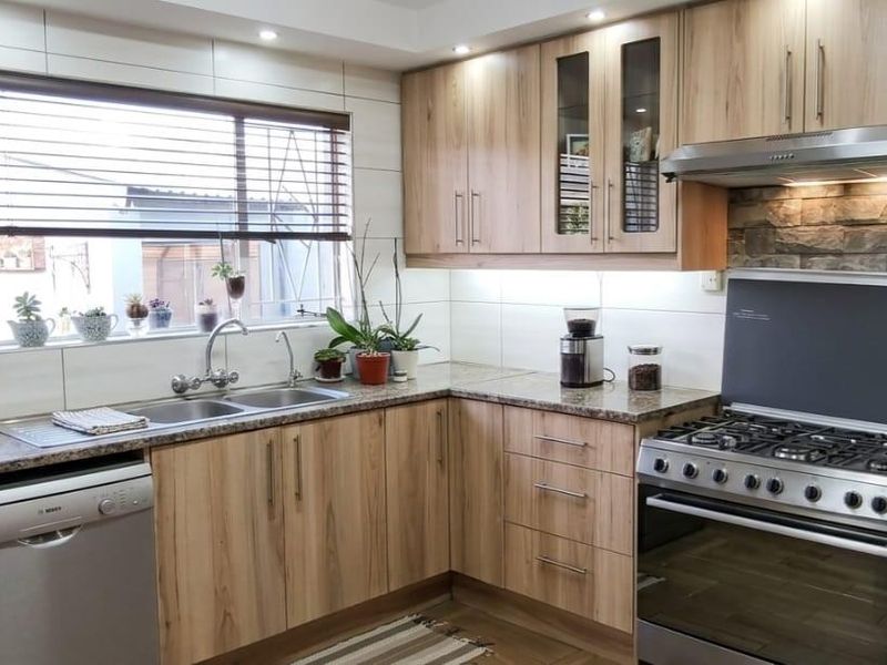 Neat family home in Meyerton Central - Photo 4