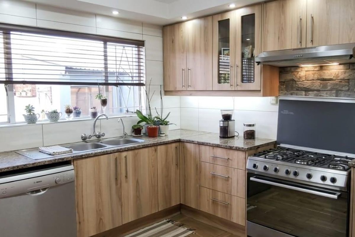 Neat family home in Meyerton Central - Photo 4
