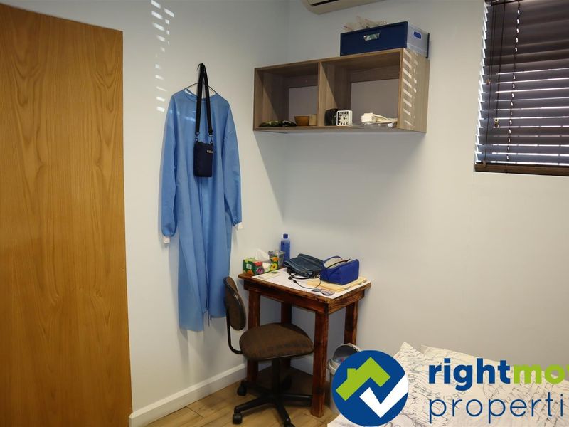 Well maintained unit in Medical Centre complex. Perfect opportunity for Medical Professionals. - Photo 6