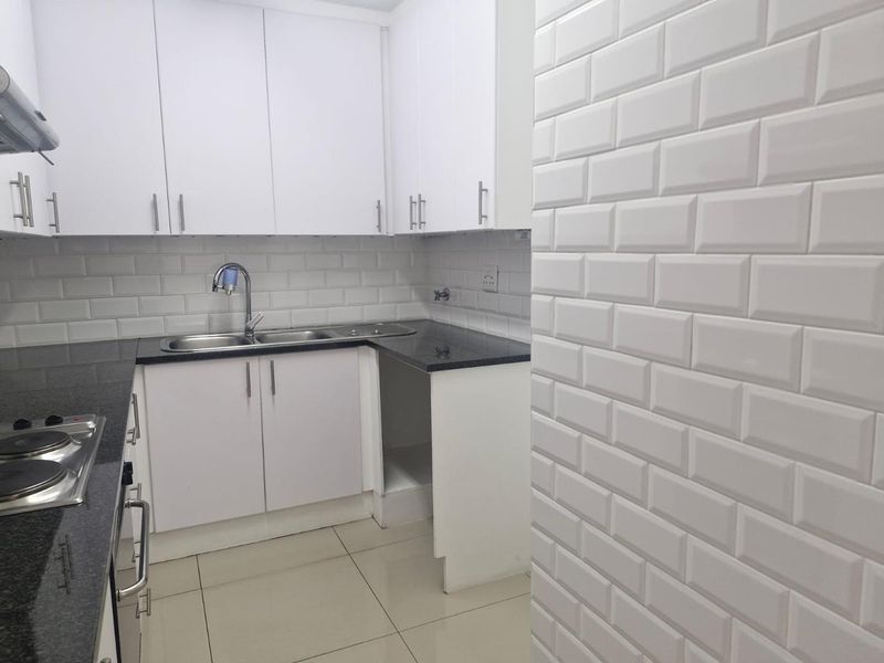 Renovated Top Floor Duplex Apartment - Photo 2