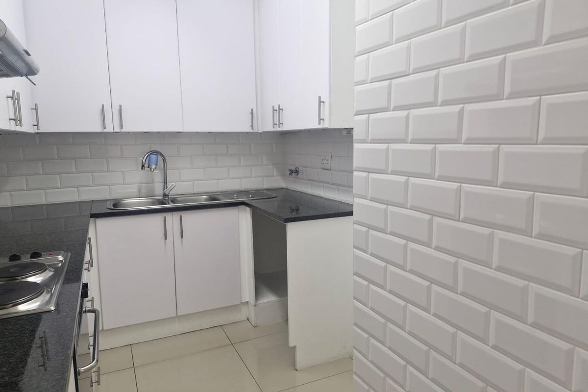 Renovated Top Floor Duplex Apartment - Photo 2