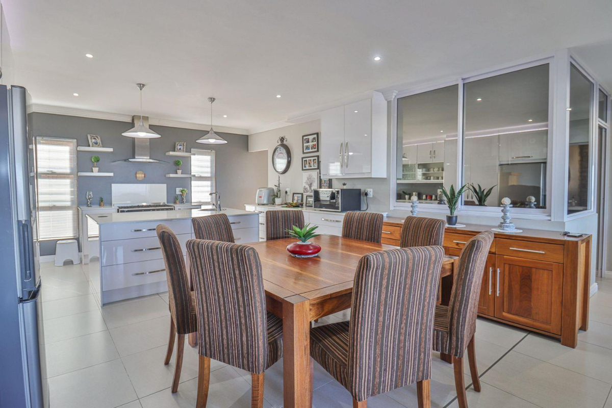 Elevated Elegance - 4 Bedroom Home with Panoramic Sea Views - Photo 3