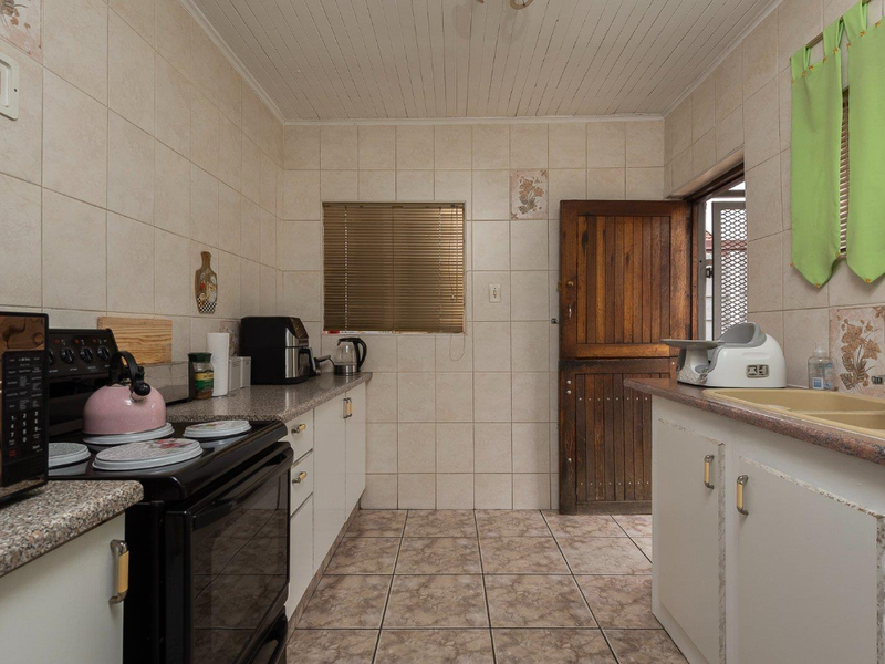 Spacious Family Home with a Separate Granny Flat in General Albertspark - Photo 4