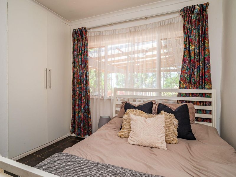 VERSATILE FAMILY LIVING WITH INCOME POTENTIAL IN A PRIME LOCATION - Photo 9