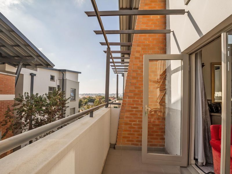 TOP FLOOR APARTMENT IN THE BOUNDARY LONEHILL AREAS - Photo 4