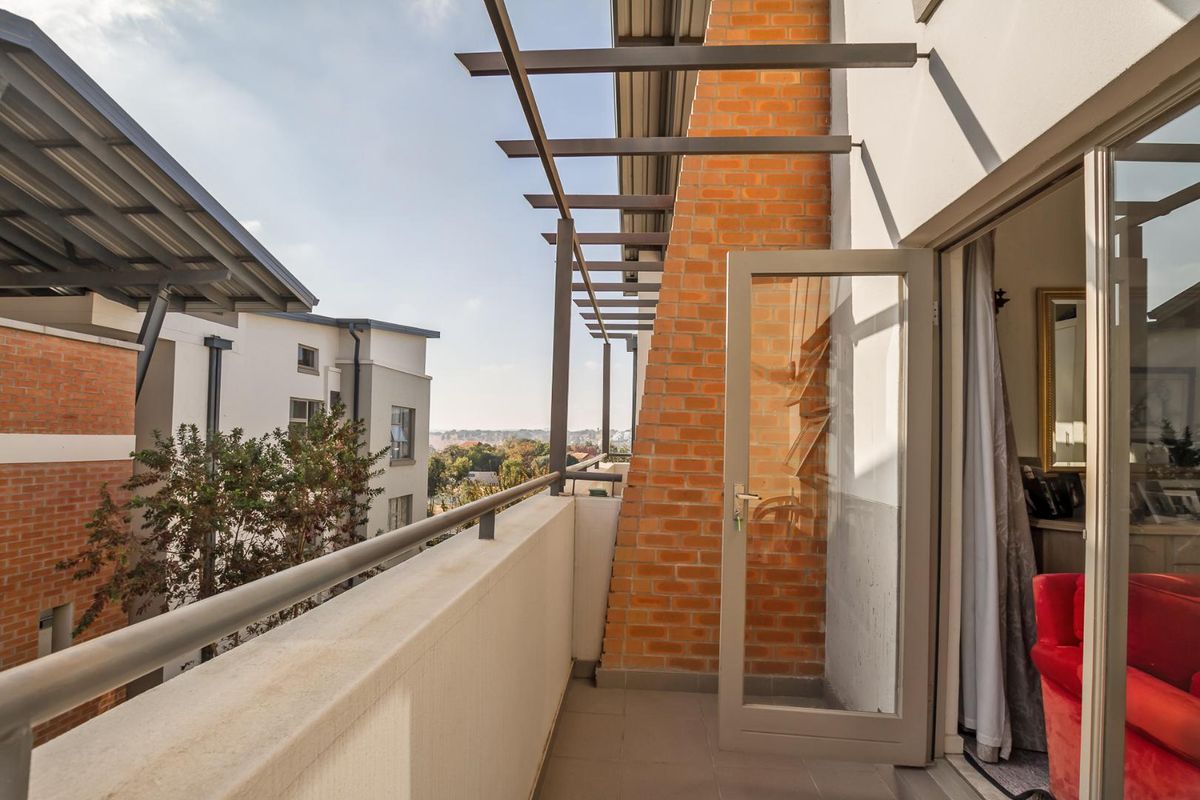 TOP FLOOR APARTMENT IN THE BOUNDARY LONEHILL AREAS - Photo 4