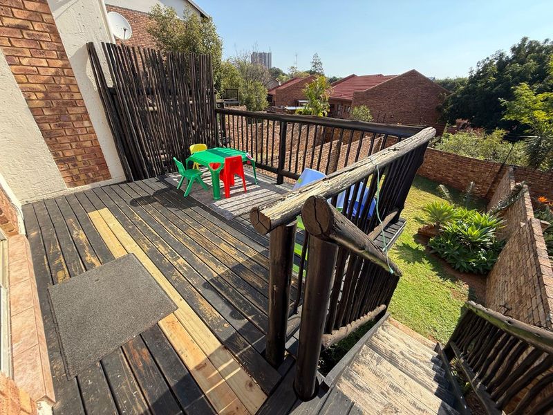 2-Bedroom Townhouse with Private Garden – Lock-Up Garage - Photo 3