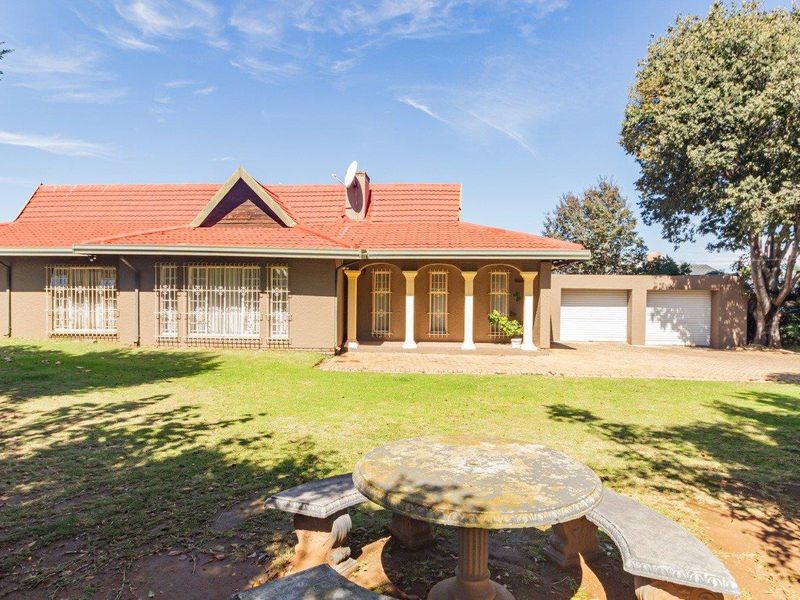 Stylish Family Home - Photo 2