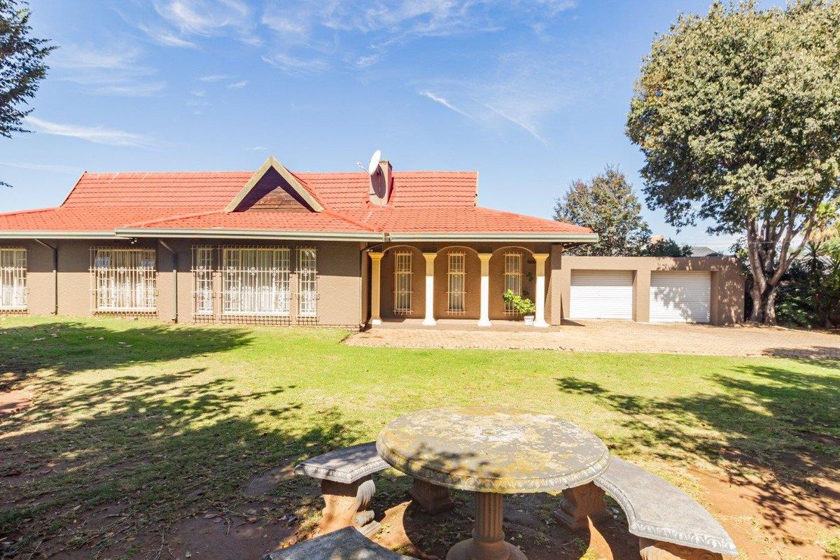 Stylish Family Home - Photo 2