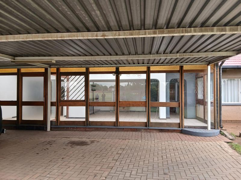 Large Family Home with 2 Flatlets - Photo 8