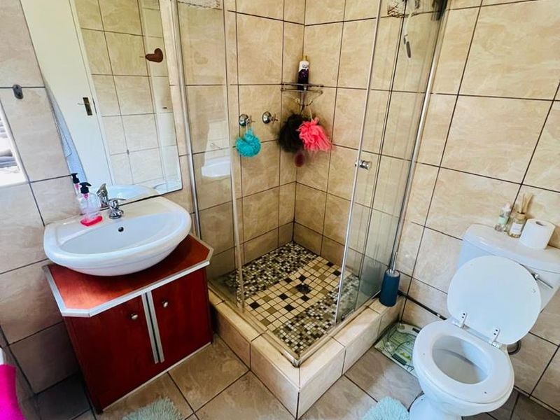 Three-Bedroom Townhouse for Sale in Equestria - Photo 7