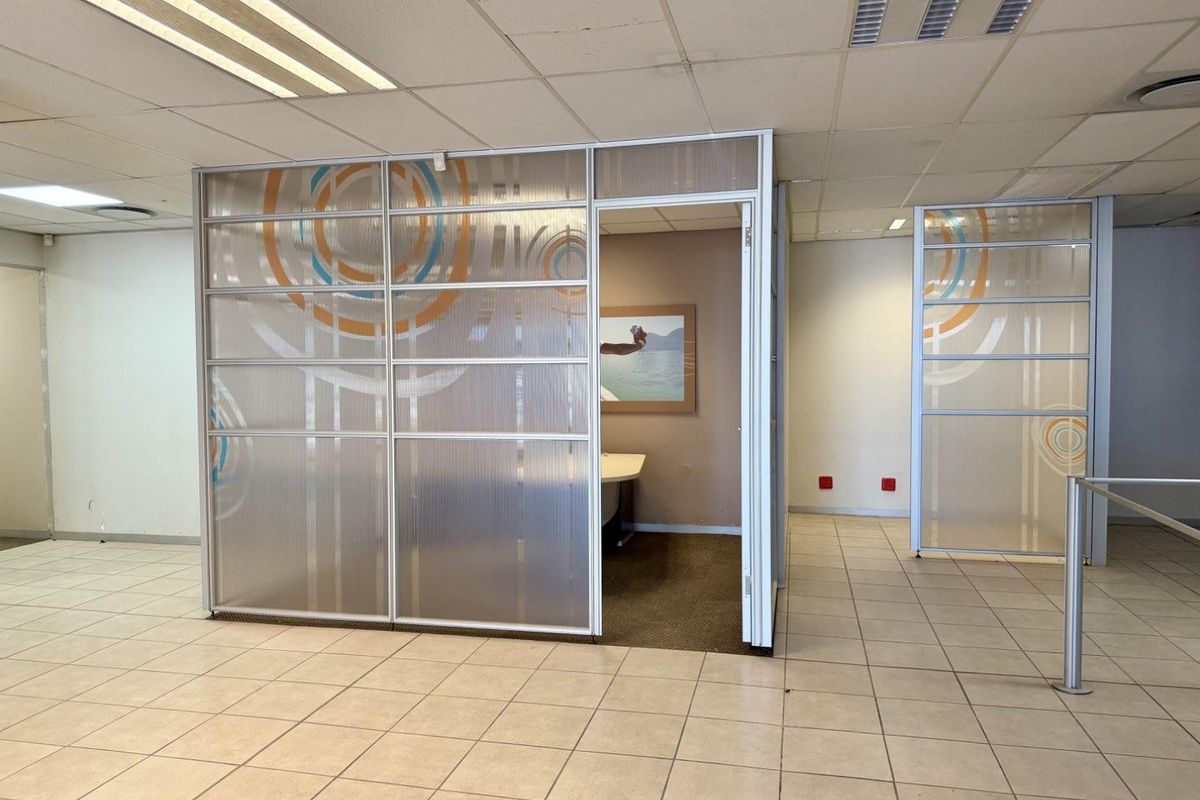 A Premium Retail Space - Photo 3