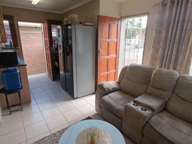 "Secure Estate Living: 3-Bed, Ready to Move In!" - Photo 6