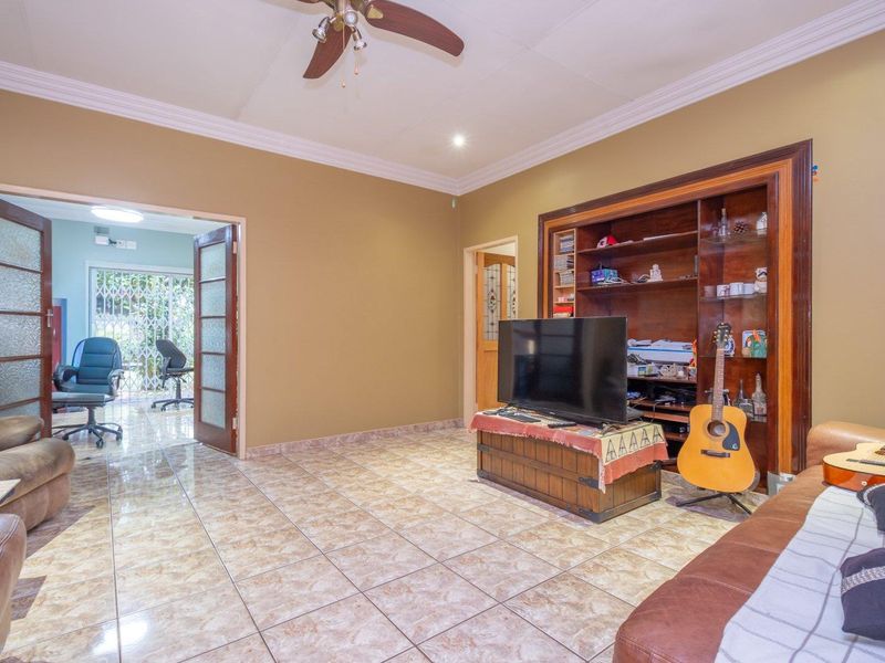 Large family Home in move in condition. - Photo 6