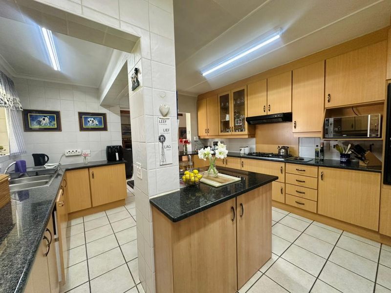 IMMACULATE FAMILY HOME ON 2039sqm STAND. - Photo 7