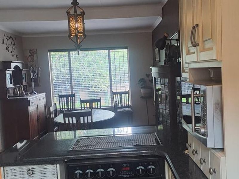 LOVELY 3 BEDROOM FAMILY HOUSE - Photo 4