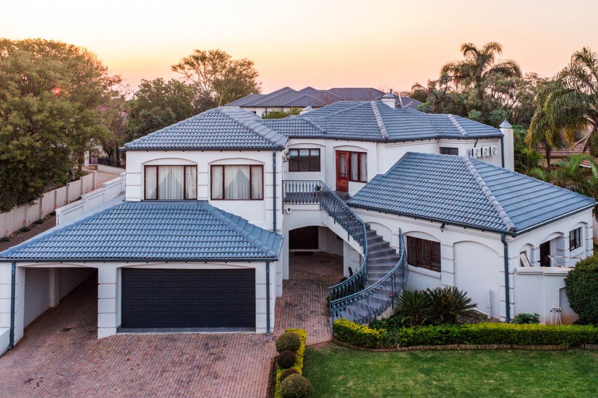 Modern 4 Bedroom Family Home for Rent in a Prestigious Security Estate - Photo 2