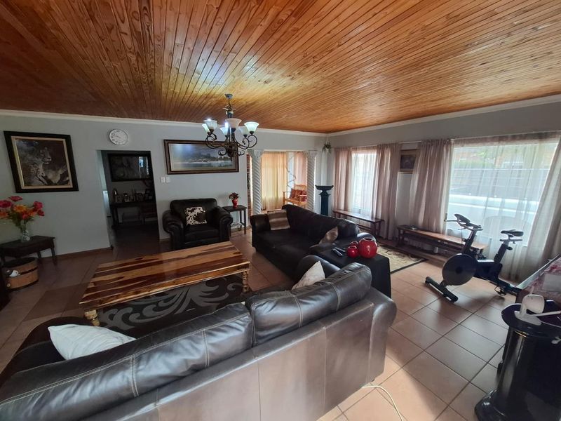 Comfortable Family Living with Great Entertainment Space - Photo 8