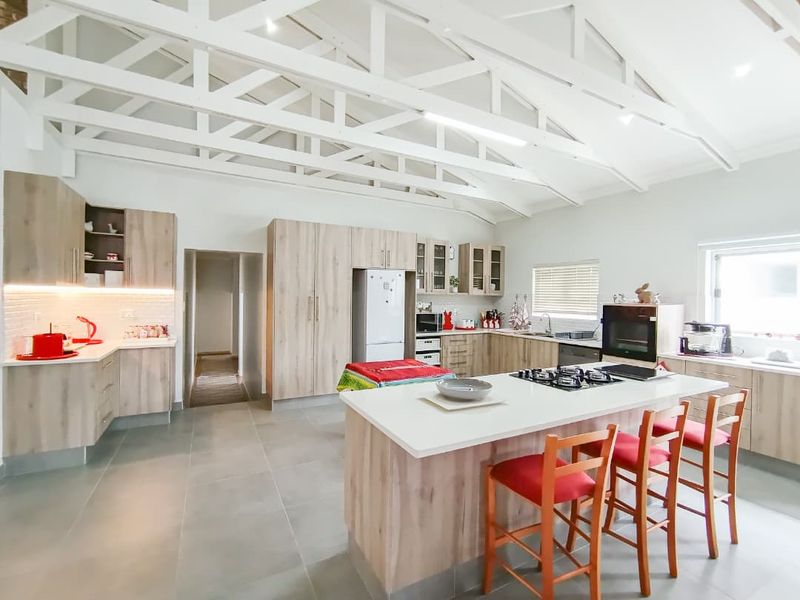 Stunning Freestanding Home - Photo 2