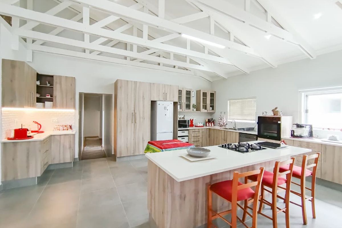 Stunning Freestanding Home - Photo 2