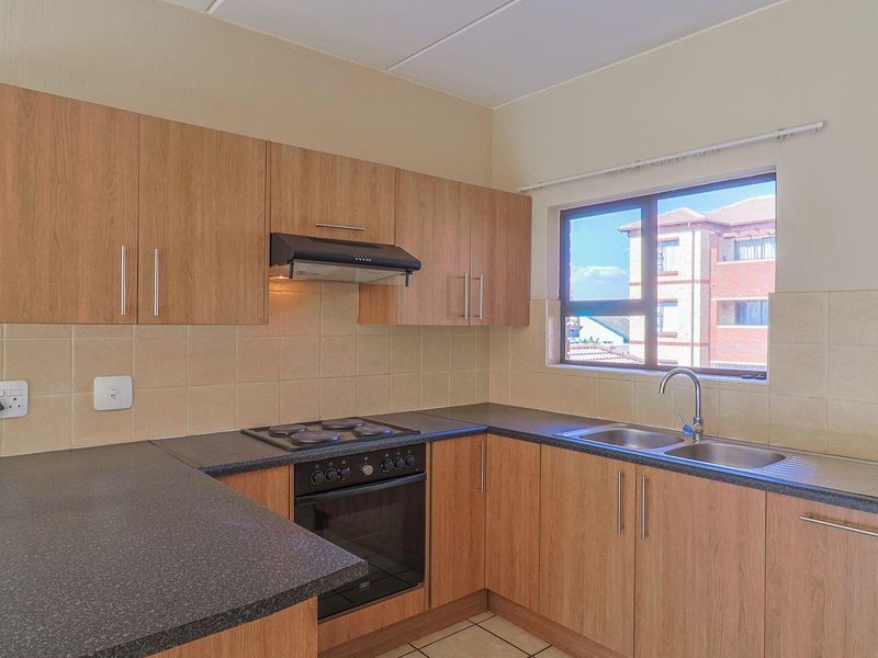 2 BEDROOM 2 BATHROOM APARTMENT WITH LOW LEVIES. - Photo 10