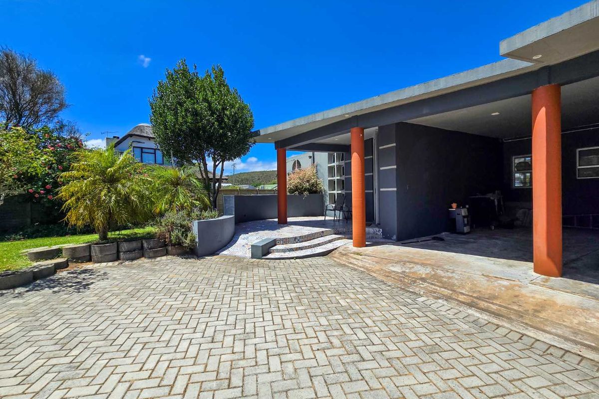 Stunning home with river view for sale in Stilbaai-Wes. - Photo 2