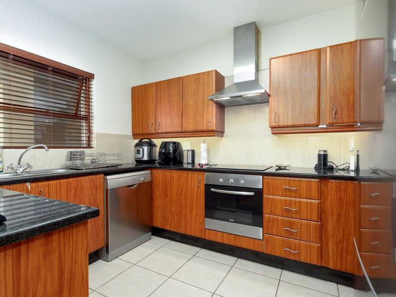 2 Bedroom Loft Apartment/Flat to Rent in Dainfern - Photo 8