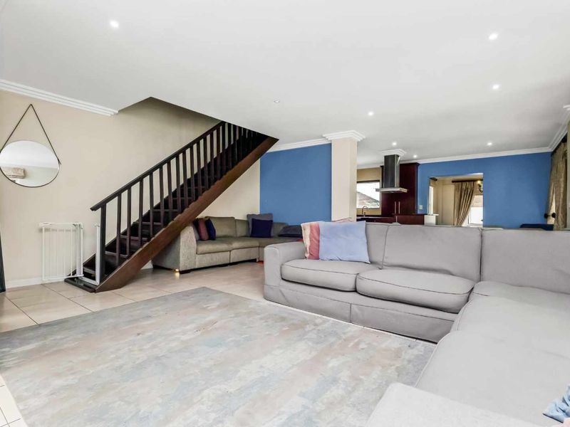 THE PERFECT FAMILY AND ENTERTAINERS HOME IN A SECURE LIFESTYLE ESTATE - Photo 6